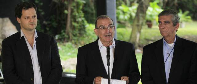 "Exparas" piden pista para Cuba | Fuentes indicaron que la relación Gobierno-Farc en La Habana ha sido de camaradería aun por fuera de las reuniones formales de los diálogos. FOTO REUTERS