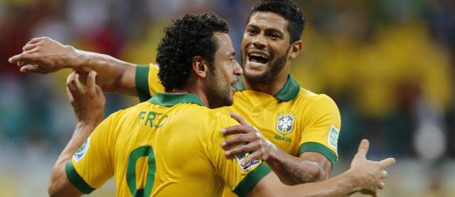 Neymar anotó uno de los tantos frente a los italianos, pero esta vez su actuación fue opacada por el doblete de su compañero Fred que, en la imagen, celebra con el también delantero Hulk. FOTO AP