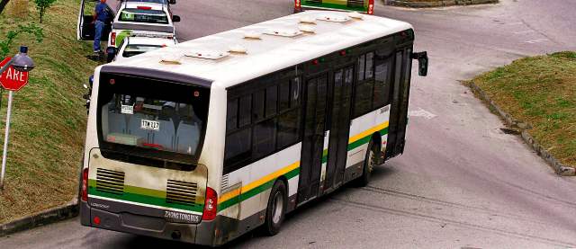 Llegaron los primeros padrones para metroplús | Los padrones fueron esperados en Sabaneta por funcionarios del Metro y agentes de Tránsito. FOTO DONALDO ZULUAGA