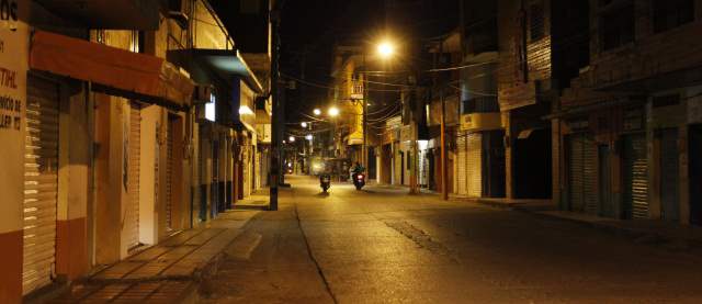 Se recuperan los 8 policías heridos | Vías de Caucasia, desoladas en la noche. FOTO DONALDO ZULUAGA