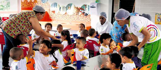 El buen comienzo inicia con talla y peso | El comedor es clave en este proceso pedagógico porque adquieren hábitos alimentarios más sanos que los niños replican en sus casas. Este momento también es una lucha. FOTO JULIO CÉSAR HERRERA