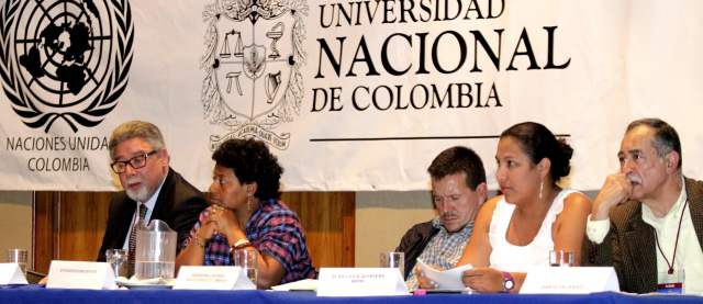Polémica porque Fedegán no asiste a foro de tierras | Líderes académicos y de diferentes comunidades participan en el foro. Primero a la izquierda, Rafael Mejía, presidente de la Sociedad de Agricultores de Colombia (SAC). FOTO COLPRENSA