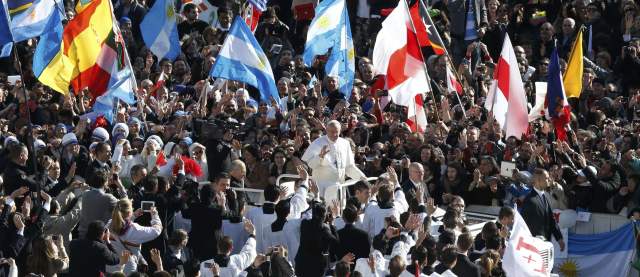 Comenzó el pontificado de la humildad con Francisco | La sensación de cambio es inminente en la Iglesia Católica con la llegada del Papa Francisco. La misa de entronización fue sencilla, pero no dejó de ser solemne. FOTO AP