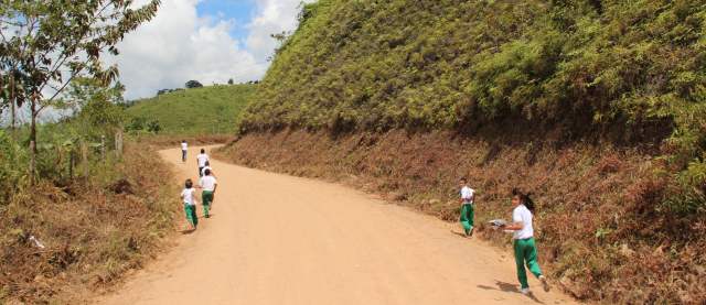 $76.304 millones del BID son vías para la educación | La movilidad de escolares y productos agrícolas son beneficios que la comunidad percibe del mantenimiento vial. FOTO CORTESÍA