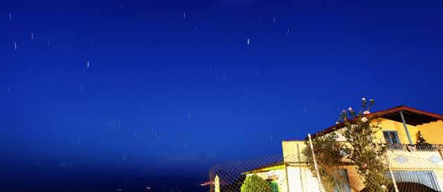 La lluvia de estrellas Gemínidas también se vio al sur de Antioquia | Foto captada en la madrugada del sábado. FOTO HENRY AGUDELO