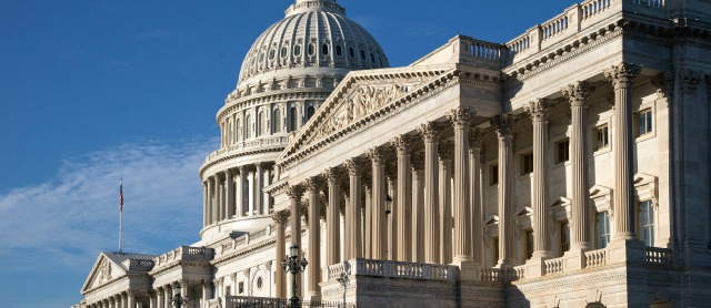 Se espera que el Senado apruebe este lunes una propuesta de la Cámara Baja que garantizaría que se siga pagando a los militares en caso de que se paralicen temporalmente algunas actividades. FOTO AP