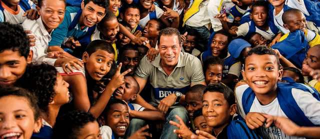 Expansión del BBVA este año irá de la mano de 40.000 kits escolares | El kit escolar se entregó a estudiantes de escuelas y colegios públicos de Cartagena. Hacerse una foto con el futbolista Óscar Córdoba, embajador del BBVA, fue parte del programa. FOTO CORTESÍA