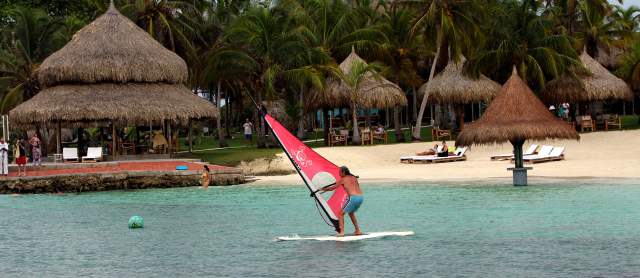 Isla Múcura no tiene oro, pero es rica en verdes | Gozar de la playa, nadar, practicar deportes sin motor, montar en bici o bucear son opciones en Punta Faro. FOTOS HERNÁN VANEGAS