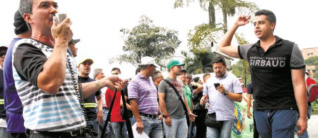 Tablemac reinició labores tras huelga en Barbosa | Los trabajadores afiliados a Sintratablemac se desplazaron desde Barbosa hasta El Poblado y realizaron el miércoles pasado un plantón al frente de las oficinas de la empresa. FOTO EDWIN BUSTAMANTE