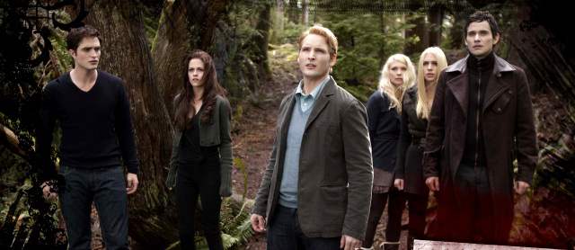 La última hora del amanecer vampiro | Edward, Bella y Carlisle llamarán a todos sus amigos vampiros del mundo para que los ayuden a salvar a la pequeña Renesmee. FOTO CORTESÍA