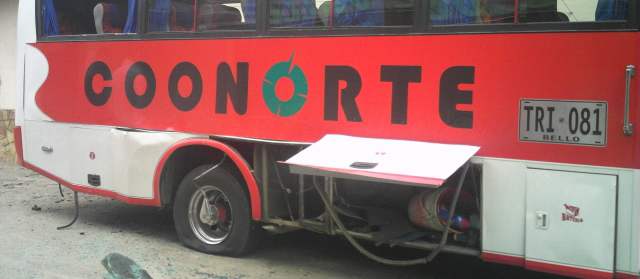 Detonan explosivo en la estación de buses de Toledo | Daños materiales sufrió el bus de la empresa Coonorte, que presta los servicios de transporte hacia la ciudad de Medellín. Foto: Cortesía