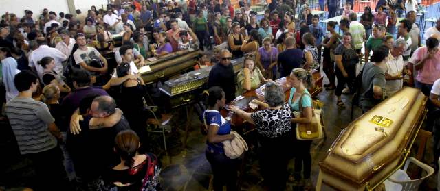 Universitarios lloran a sus amigos | 500 personas estaban en la discoteca Kiss, a 300 kms. de Porto Alegre, cuando se inició el incendio durante la presentación del grupo Gurizada Fandangueira. FOTO AP