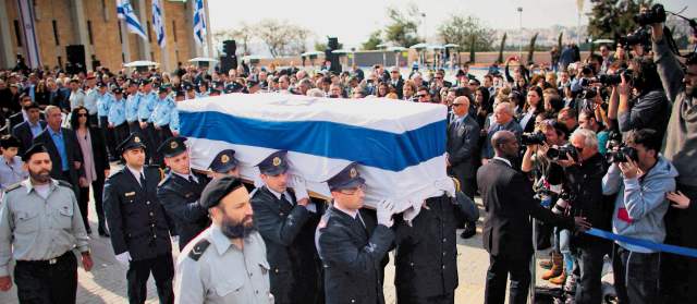 Como a un guerrero de la causa israelí fue despedido Ariel Sharón | El ataúd envuelto en la bandera azul y blanca fue puesto en un vehículo militar. FOTO REUTERS
