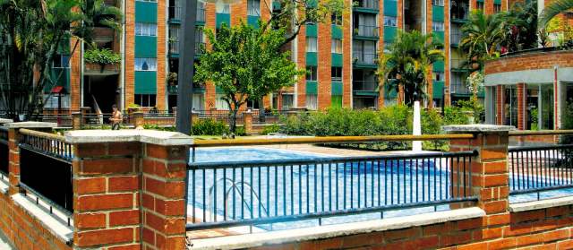 45% de piscinas de Medellín no pasa la prueba del agua | La norma exige el cerramiento de las piscinas por razones de seguridad del usuario. FOTO JAIME PÉREZ