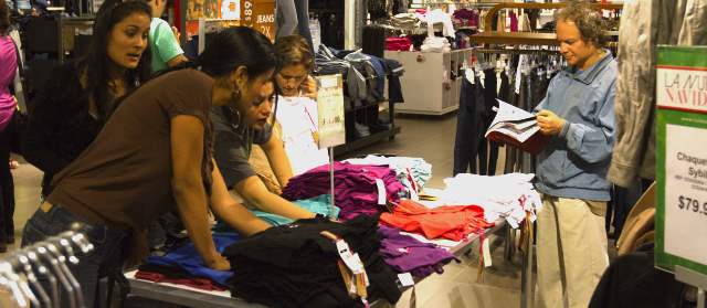 Foto Edwin Bustamante | Medellín tuvo su noche despierta para que la gente pudiera realizar sus compras navideñas en jornada extendida.
