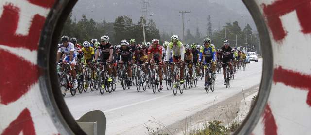 Así, ¿quién descuenta 3 minutos? | El lote corrió sin mucho aspavientos por Boyacá, la general poco de movió, y Jonathan Millán sigue como líder. La imagen tomada a la salida de Nobsa, lugar de partida. FOTO RÓBINSON SÁENZ