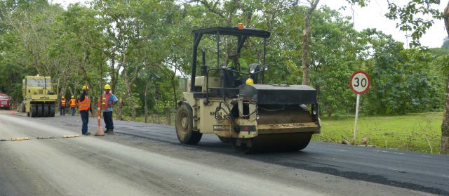 Autopistas avanzan a la realidad | El Instituto Nacional de Vías, Invías, realiza el mantenimiento y rehabilitación a corredores que forman parte del proyecto Autopistas de la Prosperidad. La foto corresponde al tramo El Tigre- Tasidó en el Urabá antiqueño. Inició en diciembre de 2012 y termina en octubre de 2014. FOTO: CORTESÍA