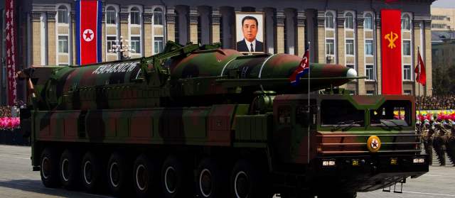 Guerra, un suicidio para Norcorea | El ministro de Defensa surcoreano Kim Kwan-jin dijo desconocer las razones del traslado de un cohete movilizado por Norcorea. FOTO AP