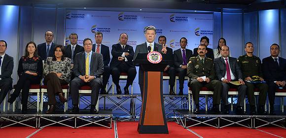El anuncio se dio luego de una reunión entre el jefe de Estado, autoridades y directores de operadores de telefonía celular. FOTO Presidencia de la República/Colprensa
