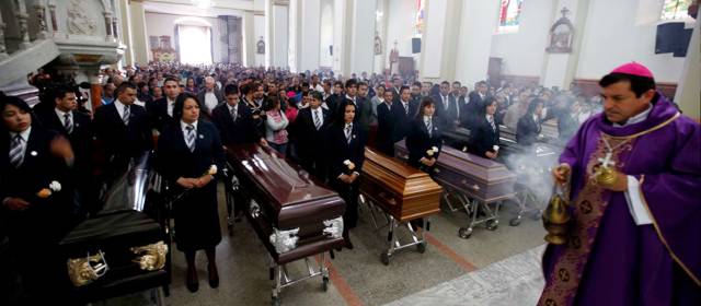 Multitudinario adiós a los campesinos asesinados en Santa Rosa de Osos | Antes de la eucaristía hubo una caravana fúnebre. Foto Manuel Saldarriaga