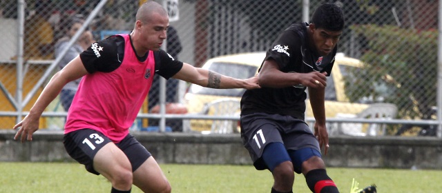 Andrés Correa y Yulián Mejía en uno de los entrenamientos del Poderoso. FOTO JULIO CÉSAR HERRERA