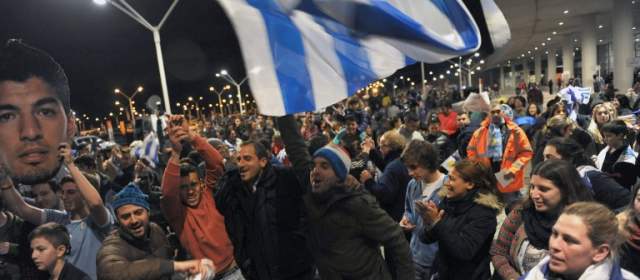 Hinchas reciben a Suárez en Uruguay