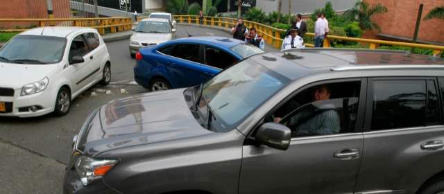 En un mes se vería el impacto real de los cambios viales en El Poblado | En el ingreso a El Tesoro mejorarán la señalización en el acceso por la Superior. FOTO RÓBINSON SÁENZ