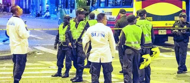 ¿Qué hacía suelta una granada en el Centro? | Uniformados de la Sijín y efectivos de la Policía acudieron la noche del sábado al sitio para recolectar las pruebas que serán utilizadas en la investigación. FOTO EDWIN BUSTAMANTE
