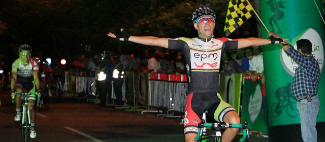 El Clásico devolvió a Andrés a la élite | Weimar Roldán fue el ganador del criterium élite, al ganar en el embalaje. Andrés Cárdenas (recuerdo), llegó en el lote. FOTO RÓBINSON SÁENZ