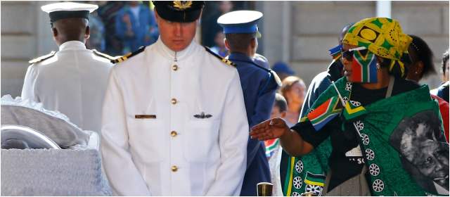 Mandela, de la tribu abaThembu y el primer presidente negro de Sudáfrica, falleció hace una semana a los 95 años. Miles de personas han desfilado frente a su ataúd en Pretoria esta semana. FOTO AP
