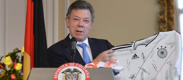 Presidente Santos recibe camisetas de equipos alemanes |