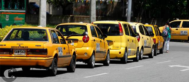 En Sabaneta ya operan 30 de los 220 nuevos taxis aprobados | Solo en la estación La Estrella, costado oriental, respetan el acopio de Sabaneta. FOTO JAIME PÉREZ