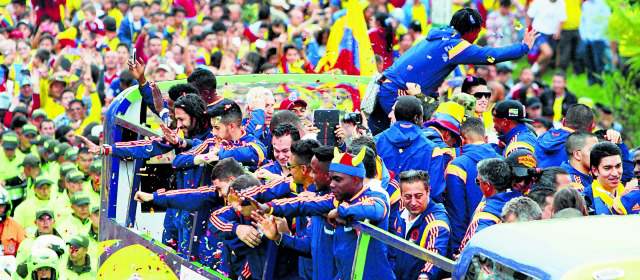 "Unidos somos muchos más", dijo Mario Yepes | Todo fue impresionante ayer en el recibimiento que le brindó el país, en Bogotá, a la Selección Colombia que realizó sensacional actuación en el Mundial. FOTO COLPRENSA