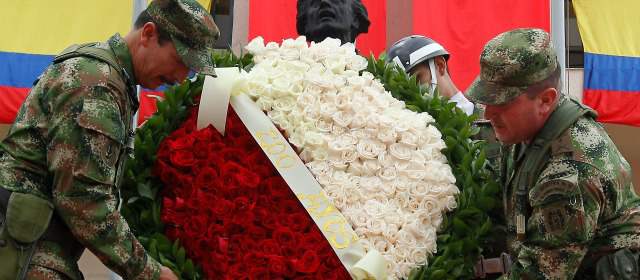 Recuerdos de Girardot, el héroe de Independencia | El general Nicasio Martínez y el Comandante del batallón Girardot, coronel Jorge Florián Díaz, depositaron una ofrenda floral ante el busto del Héroe del Bárbula. FOTO JAIME PÉREZ.