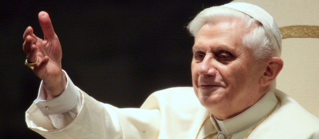 Papa presidió su última Cuaresma | El cardenal Angelo Comastri le impuso la ceniza al Papa. FOTO AP