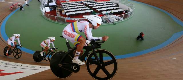 La pista mundial está en su salsa | Este mediodía, tarde y noche se cumplirá la primera jornada del Campeonato Mundial de pista. Colombia presenta hoy el trío de la velocidad, el cuarteto de la persecución y una de las damas en el scratch. Esta es una fiesta de alto vuelo. FOTO CORTESÍA DIEGO SINISTERRA.