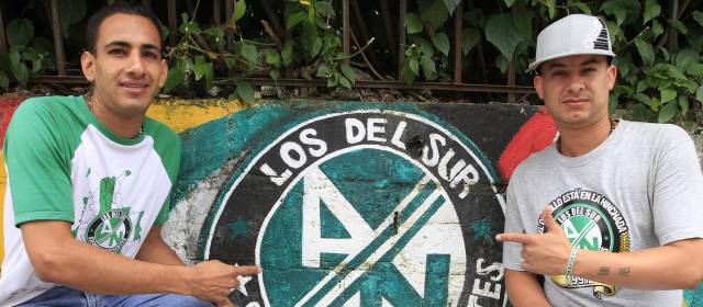 Sentimiento y pasión verde en la calle | El patrullero Pablo Osorio León y su amigo Jonathan Alexánder Iglesias. Fervientes seguidores del verde. Llevaron el estadio y su fiesta al barrio. FOTO RÓBINSON SÁENZ