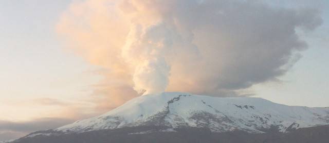 Nevado del Ruiz mantiene emanación de azufre y vapor de agua | Cortesía Ingeominas | Por la actividad del volcán se mantiene la alerta naranja.