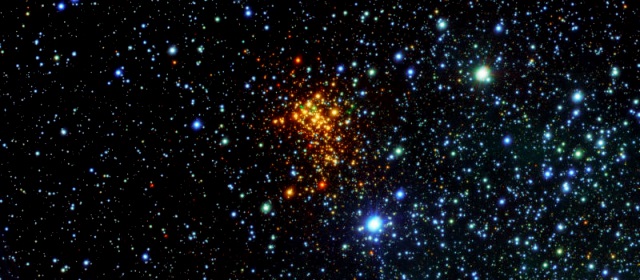 En la imagen, de amarillo, el gran cúmulo estelar Westerlund 1. La estrella W26 está hacia el extremo superior izquierdo del mismo, de color verde. Cortesía ESO
