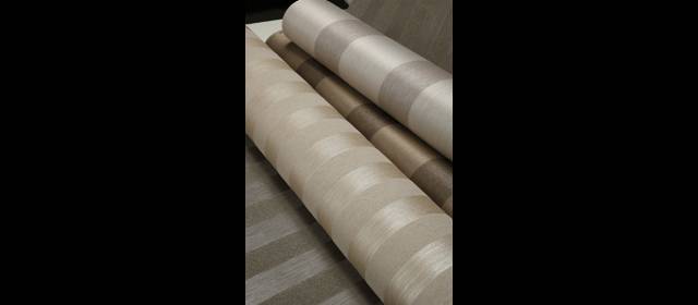 Brillo y texturas, tendencia local | La sofisticación llega a la pared, a través de delicados papeles elaborados con hilos dorados de seda . FOTO CORTESÍA