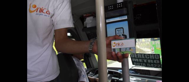Buses cobran pasaje con tarjeta para evitar vacunas | La tarjeta funcionará con un lector instalado en los buses y busetas que autorizará el paso del usuario si tiene recarga. FOTO JAIME PÉREZ