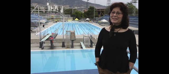 Celia es una cubana muy paisa | La directora técnica del club de nado sincronizado Estrellas de Antioquia, Celia Torrado, está feliz y agradecida con Dios por ponerla en este "huequito". Asegura que cada día trae su afán en tanto que espera seguir avanzando al alto rendimiento. FOTO RÓBINSON SÁENZ