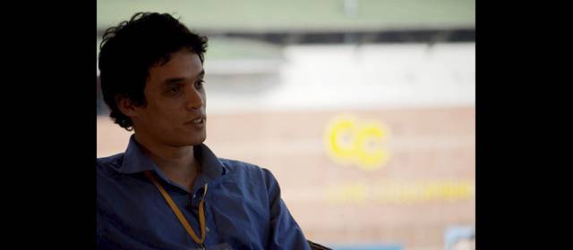 Luis Alberto Álvarez vuelve a ver cine | El documental dura 52 minutos. Entre el material hay imágenes inéditas, como una entrevista que le hizo el documentalista Luis Ospina a Luis Alberto Álvarez y que el archivo estaba perdido. Ronal pidió permiso y pudo utilizar las imágenes. FOTO CORTESÍA