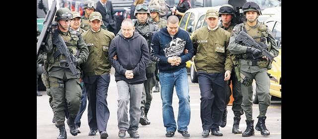 “Douglas”, presunto cabecilla de “la Oficina”, estará 32 años en la cárcel junto a su socio | Alias “Douglas” (izquierda) y “el Compa” fueron arrestados por la Dijín en un apartamento de El Poblado, en 2009. FOTO ARCHIVO.