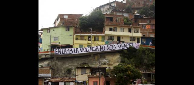 Una década de las heridas de Orión | Ayer hubo un recorrido por lugares de la comuna 13 que guardan la memoria de las vícitmas. FOTO ESTEBAN VANEGAS