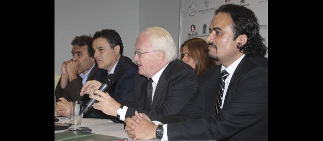 “Antioquia, modelo para seguir”: Fogar | Michel Vauzelle (centro) y Paul Carrasco (der.) presidente y vicepresidente de la Fogar, junto al Alcalde de Medellín y el Gobernador de Antioquia. FOTO RÓBINSON SÁENZ