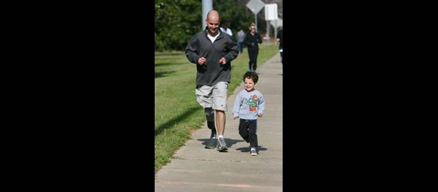 La ilusión de Andrés era correr en NY con Cheetah | Andrés Felipe Palacio, junto con su hijo Martín, en una de las prácticas previas a su viaje a Nueva York. FOTO ARCHIVO PERSONAL