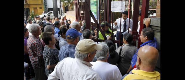 Colpensiones promete mejorar su servicio | Los afiliados se desesperan porque les toca hacer la fila a la intemperie. FOTO HERNÁN VANEGAS OCHOA