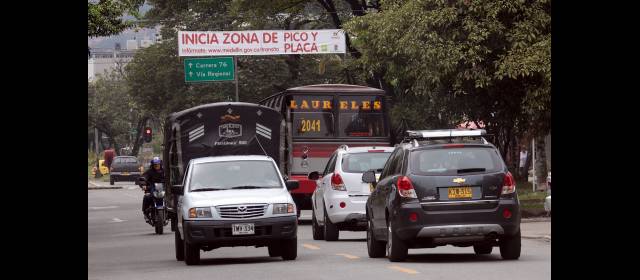 Primera semana positiva con menos pico y placa | Tanto la Secretaría de Movilidad como Fenalco Antioquia reportan que la primera fase del desmonte gradual de la medida, en muchas vías de los barrios de Medellín, permitió activar el comercio que se apoya en el vehículo particular familiar. FOTO HERNÁN VANEGAS