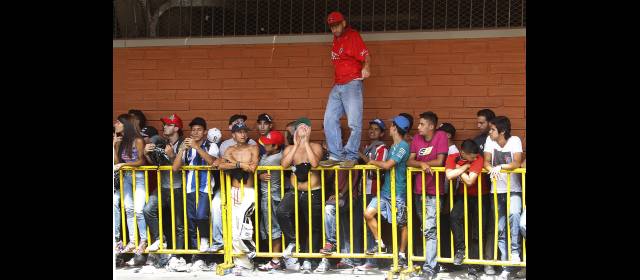 Hinchada de Millos no tendrá entrada | Las filas de los hinchas ayer en el estadio. FOTO RÓBINSON SÁENZ
